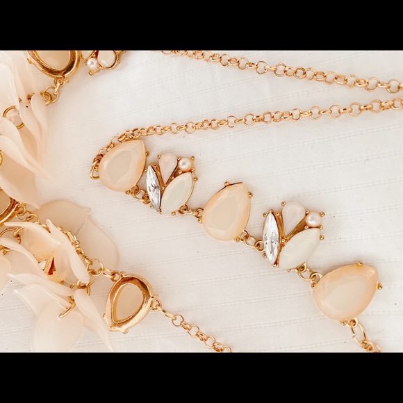 Blush pink statement piece women’s necklace - Picture 6 of 8